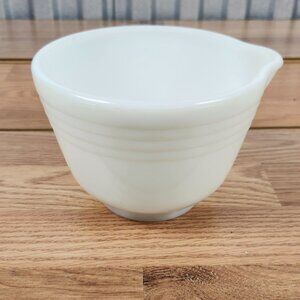 Hamilton Beach White Milk Glass Mixing Bowl W/ Pour Spout USA #17